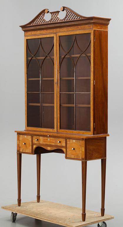 VITRINSKÅP, Sheraton-stil, England, 1900-tal.