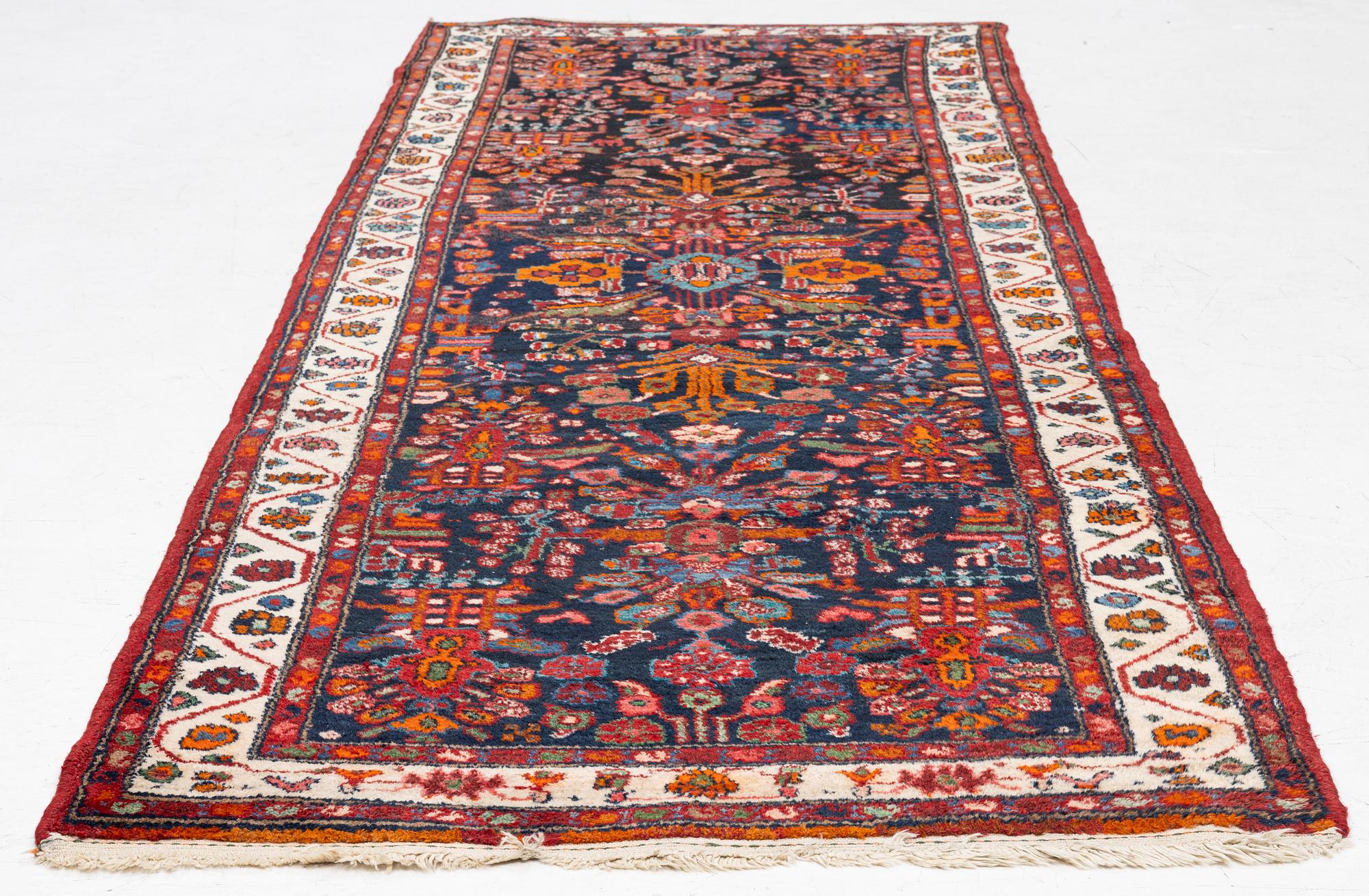 A semi-antique Hamadan runners carpet, 290 x 100 cm.