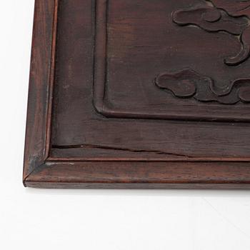 Broderi samt panel, hardwood. Qingdynastin, 1800-tal.