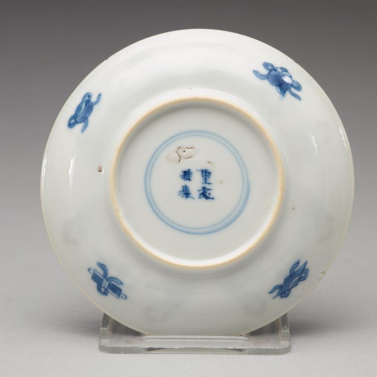 KOPPAR med FAT, fyra stycken, porslin. Qingdynastin Kangxi (1662-1722).