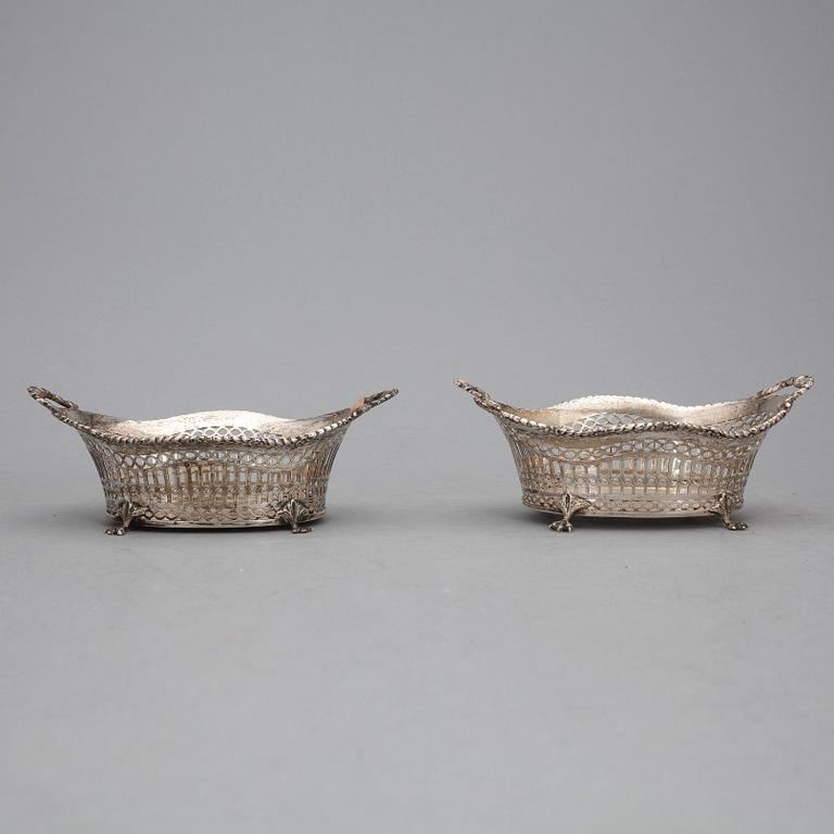 KORGAR, ett par, silver, Kina, 1800/1900-tal. Total vikt ca 191 g.