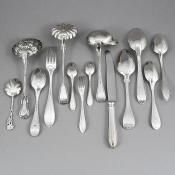 PARTI SILVERBESTICK, 23 delar, 1800-1900-tal. Silvervikt tot ca 711 gram.
