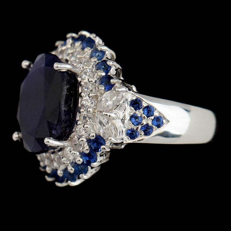 RING, vitguldspläterat sterlingsilver, blå safirer tot ca 9.35 ct. vita safirer tot ca 0.48 ct.