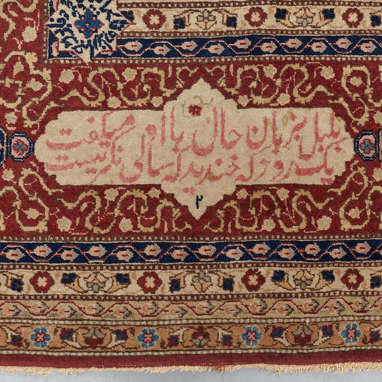 A CARPET, a semi-antique Tabriz, ca 466 x 328,5 cm.