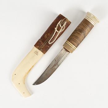 A reindeer horn knife, signed Pär dated 1971.