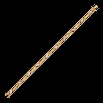 ARMBAND, 18 k guld, med dekor av vita koraller. Total vikt ca 27 gram.