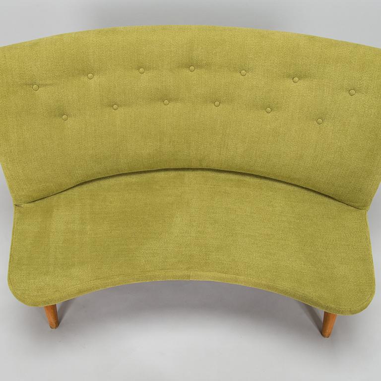 Carl Gustaf Hiort af Ornäs, sohva, "Kim", Puunveisto Oy - Träsnideri Ab, 1940-luvun puoliväli.