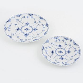 Mat-och kaffeservis, 73 delar, porslin, "Musselmalet" helblonde, Royal Copenhagen, Danmark.