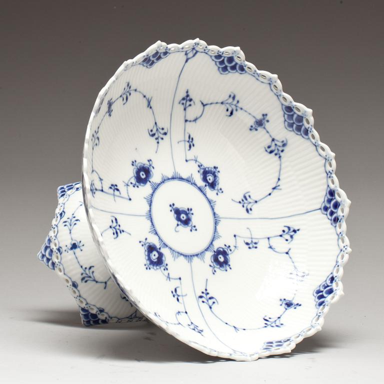 SKÅL på FOT, porslin, "Musselmalet", Royal Copenhagen.