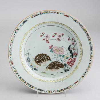 A SET OF FOUR CHINESE PORCELAIN DISHES  Qianlong (1736-95).