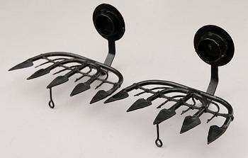 TAKKRONA OCH LAMPETTER 1 PAR, smide, av juster, 1800-/1900-tal. Takkronans diameter 55 cm.