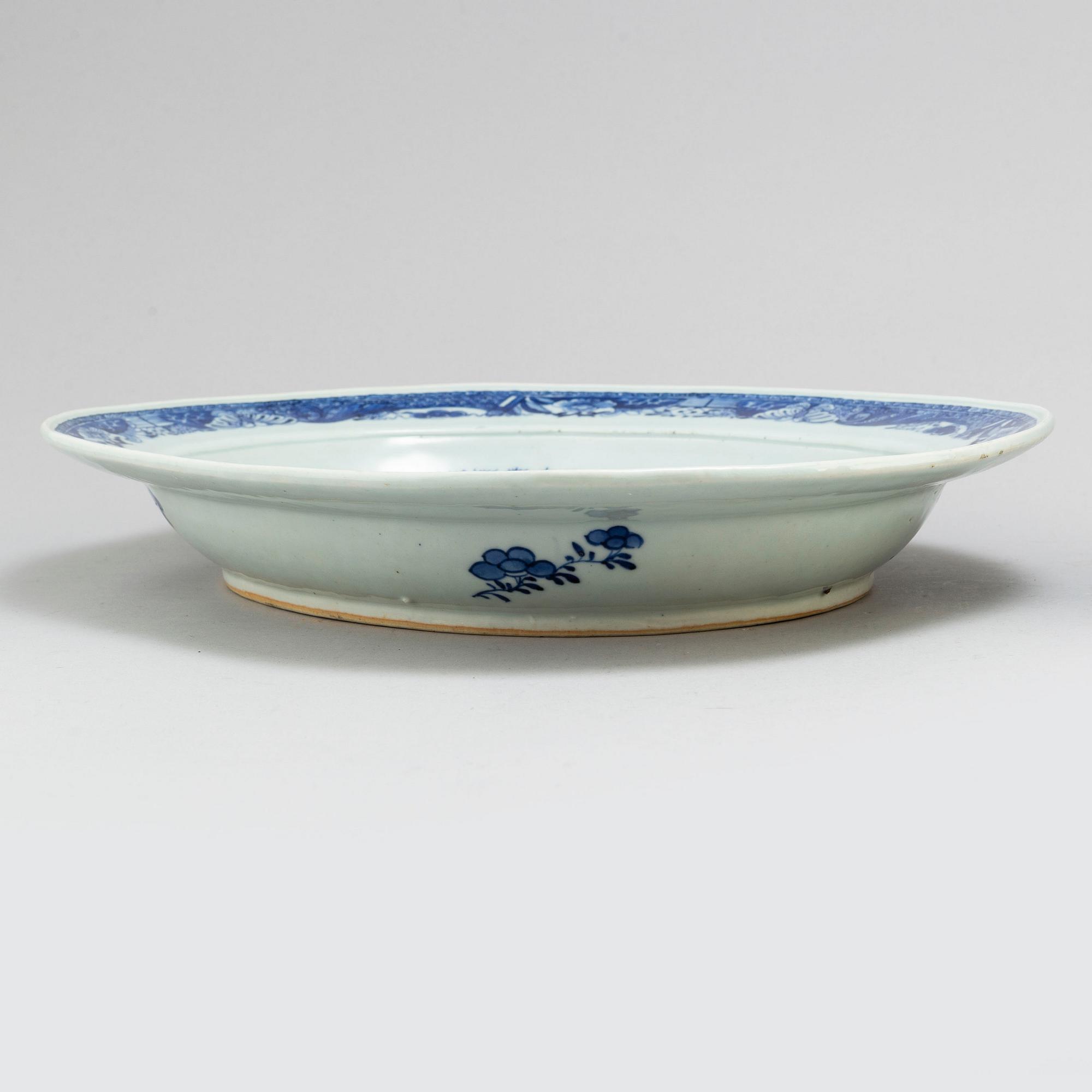 A blue and white export serving dish and three plates, Qing dynasty, Qianlong (1736-95).