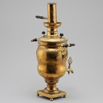 SAMOVARER, 2 st, mässing och koppar, omkring 1900.