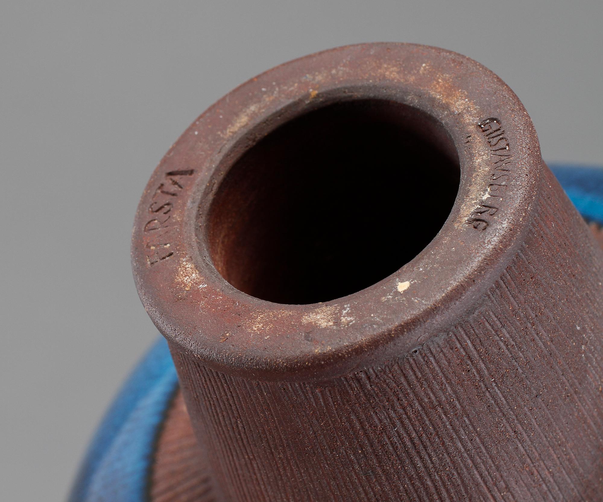 SKÅL PÅ FOT, stengods, Wilhelm Kåge, Farstagods, Gustavsbergs Studio, omkring 1900-talets mitt.