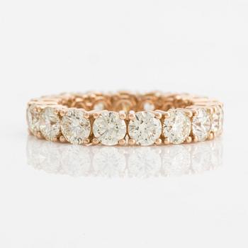 Ring med briljantslipade diamanter.