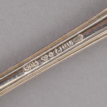 TESKEDAR, 16 st (12+4) snarlika, silver, svenska stämplar, 1800-/1900-tal. Vikt ca 378 gram.