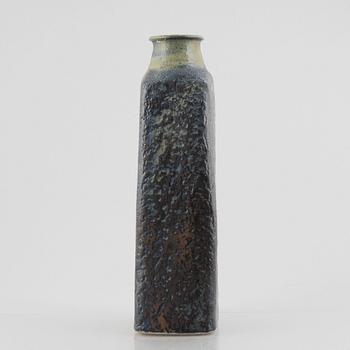 Francesca Mascitti-Lindh, a chamotte stoneware vase, Arabia, Finland ca 1960.
