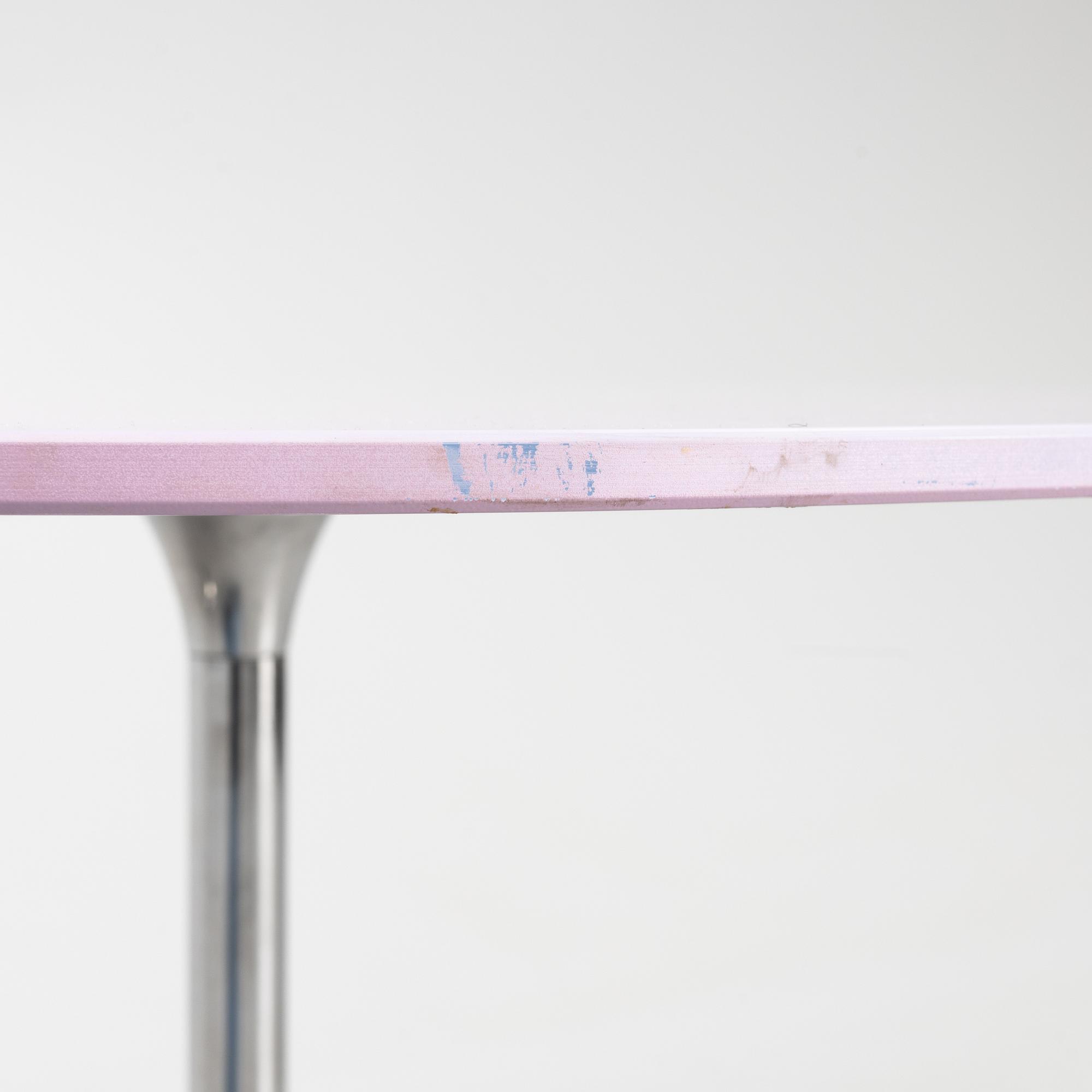 Sidobord, ett par, "Tulip coffee tables" by Arper.