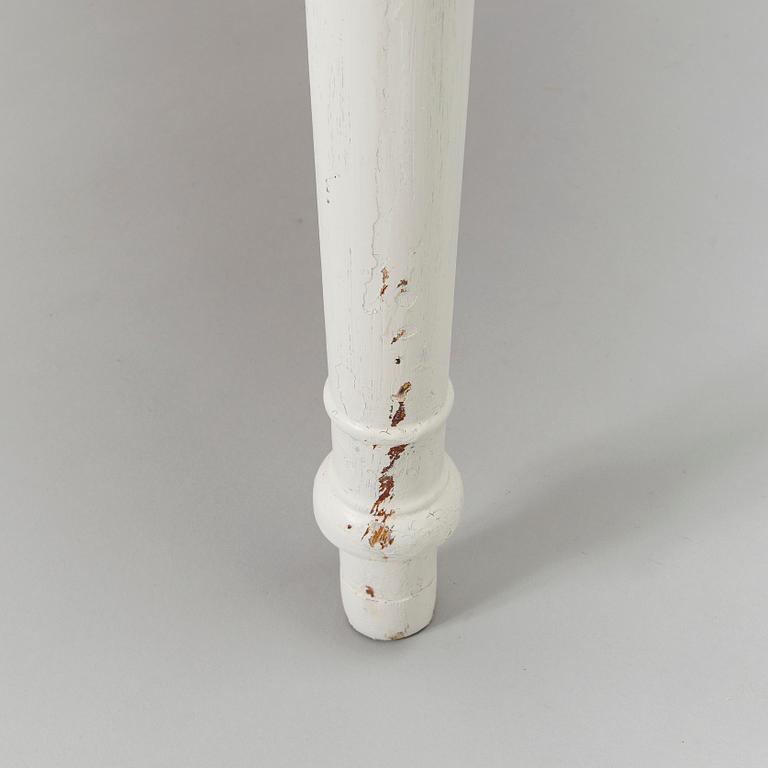 Matbord, sk. månbord, 1800-tal.