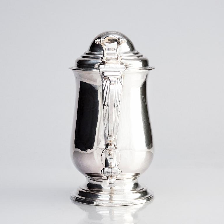 An English silver tankard with lid, London 1775. Possibly mark of William Bennet.