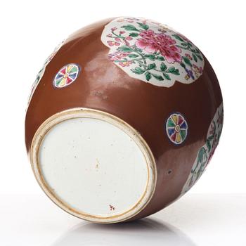 A famille rose and cappuciner brown jar, Qingdynasty, Qianlong (1736-95).