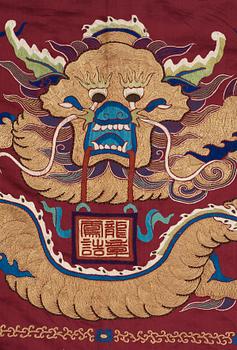 BRODERI på siden. 327,5 x 186 cm. Kina 1900-talets början.