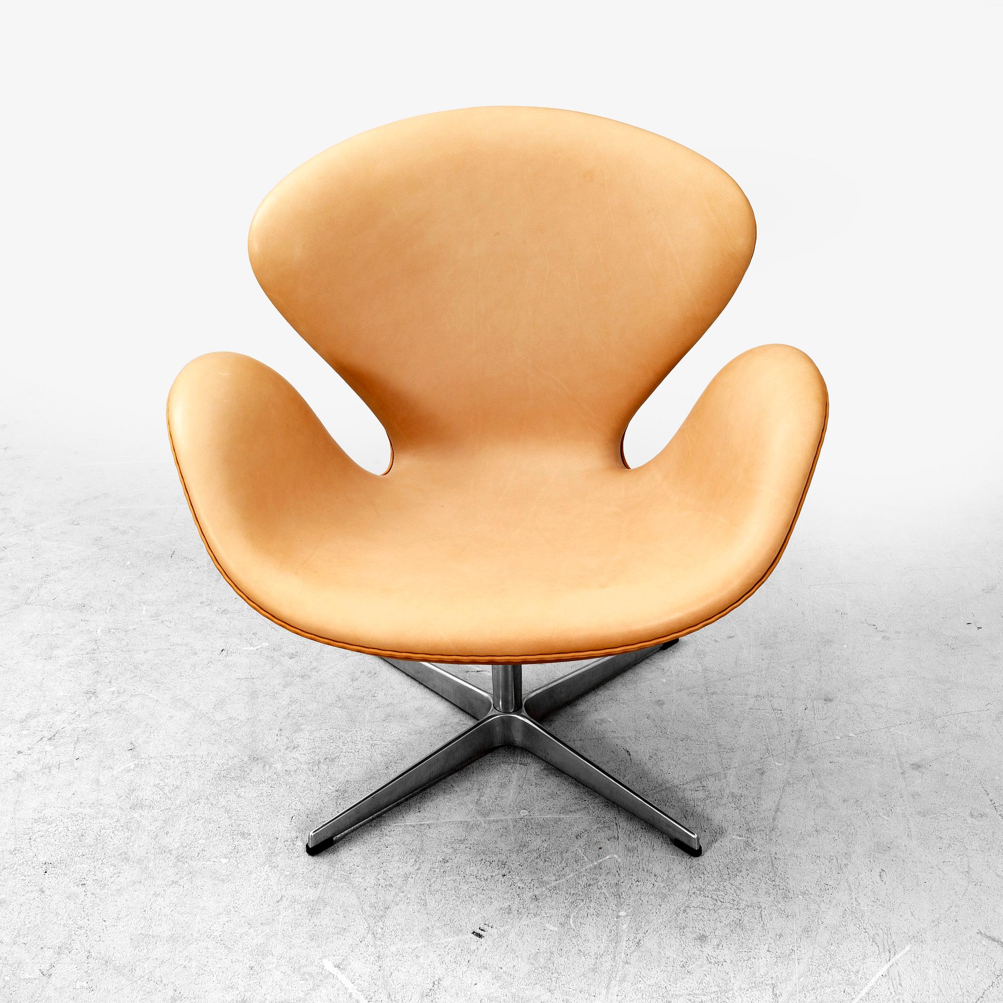 Arne Jacobsen, fåtölj "Svanen" för  Republic of Fritz Hansen, daterad 2006 Danmark.