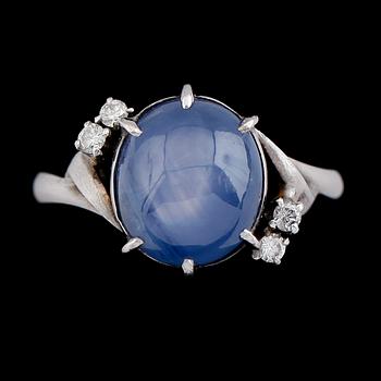 RING, platina, ljusblå stjärnsafir ca 7.00 ct, 4 diamanter tot ca 0.10 ct.