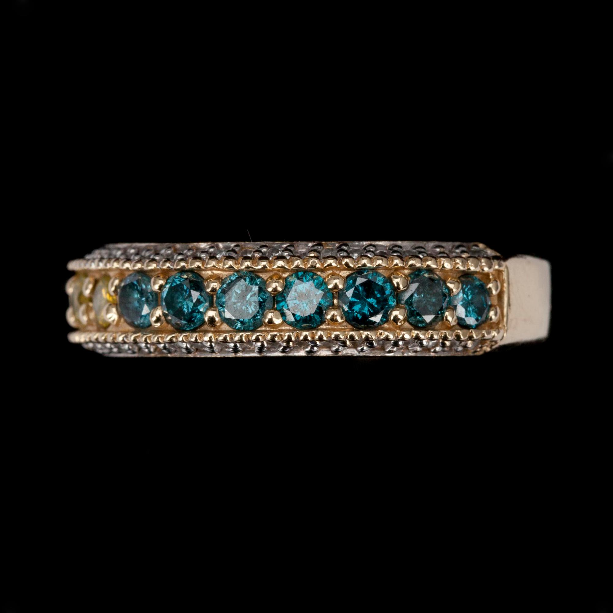 RING, guld 14K, färgade briljantslipade diamanter samt färglösa små diamanter. Vikt 6,4 g.