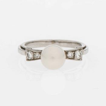 RING, odlad pärla, briljantslipade diamanter, platina. A. Tillander.
