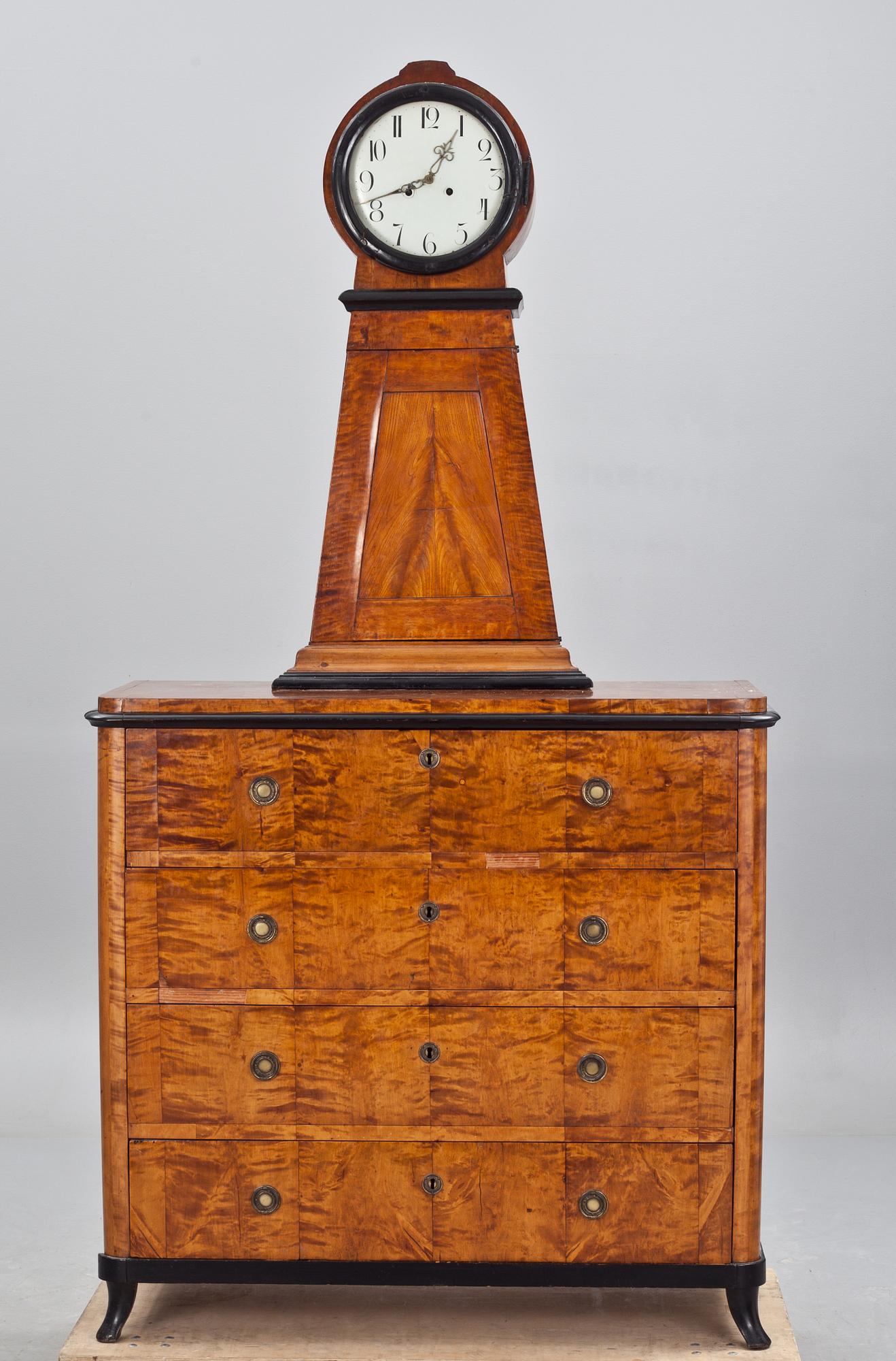 KLOCKBYRÅ, empire, 1800-talets mitt.