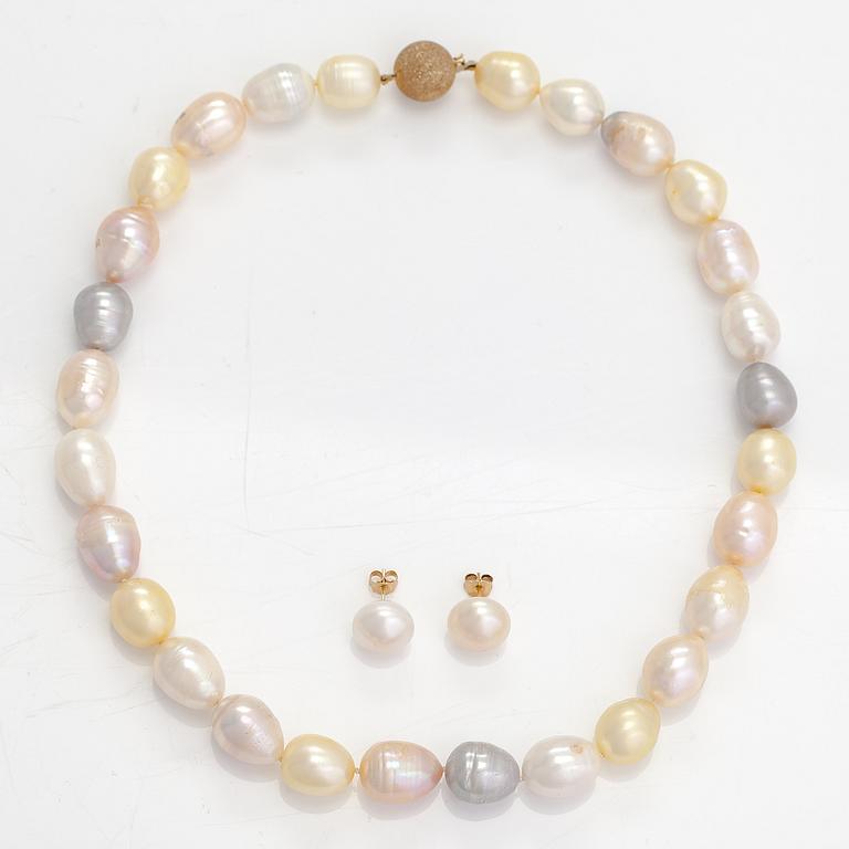 Pärlcollier och örhängen, odlade pärlor och 14K guld.
