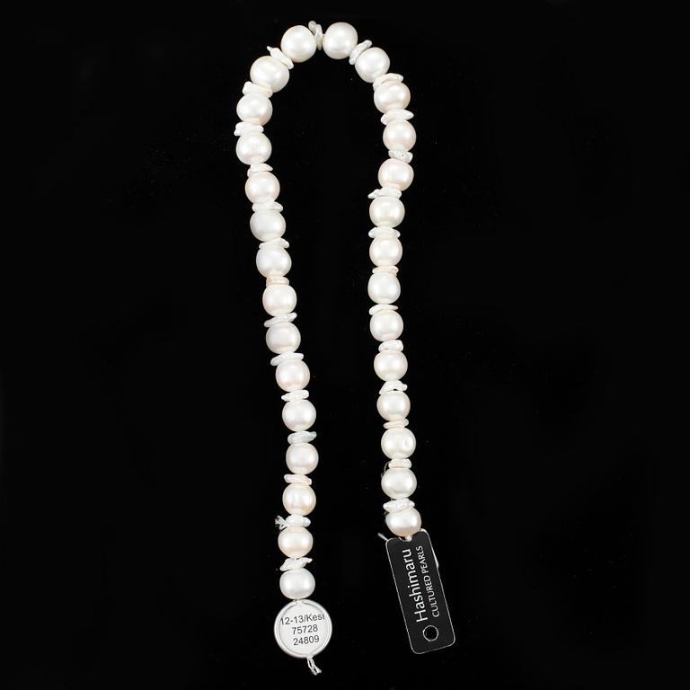 PARTI ODLADE PÄRLOR, 3 rader var av ett med 18k guldlås.