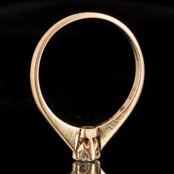 RING, 18K guld med diamant totalt ca 0,15 ct enligt gravyr. Carl Hoff, Helsingborg, 1949. Vikt ca 1 gram.