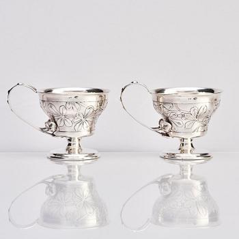 Teodor Werner & Co, ett par tekoppar med fat och skedar, silver, sannolikt Warzawa, 1899-1904.