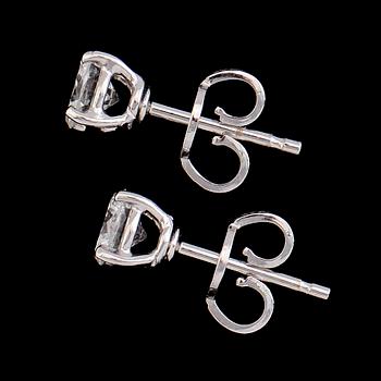ÖRHÄNGEN, 1 par, 18K vitguld, solitära briljantslipade diamanter tot ca 0.80 ct.