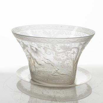 Simon Gate, an engraved glass bowl with plate, Orrefors 1925, model 128.