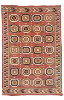 197. Märta Måås-Fjetterström, A carpet, "Röda åttan", flat weave, ca 304-305,5 x 199,5-201 cm, signed AB MMF.