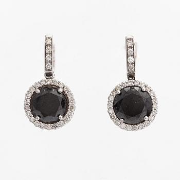 A pair of 18K white gold earrings with colourless diamonds ca 0.75 ct in total and black diamonds ca. 7.00 ct in total.