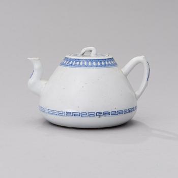 A Chinese porcelain tea pot from the early 19th century.