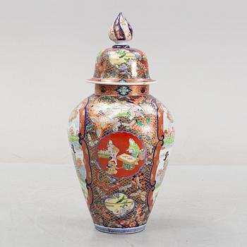 A lidded porcelain urn, Japan, second half of the 20th Century.