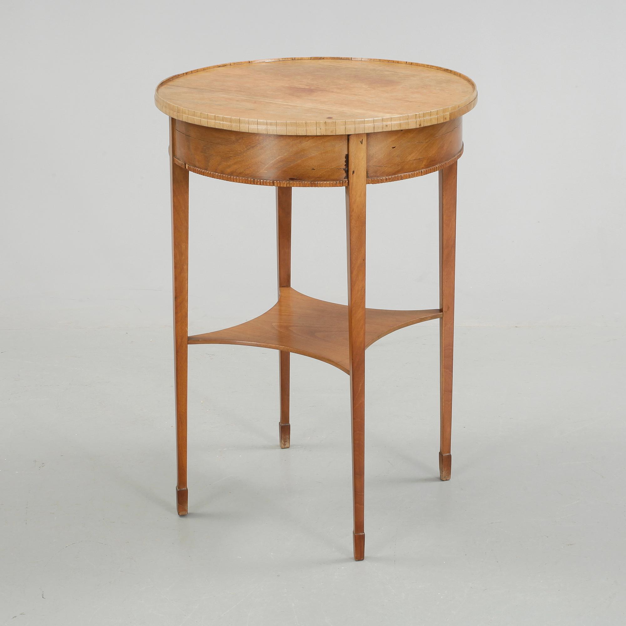 BORD. Sengustaviansk stil, 1900-talets första hälft.
