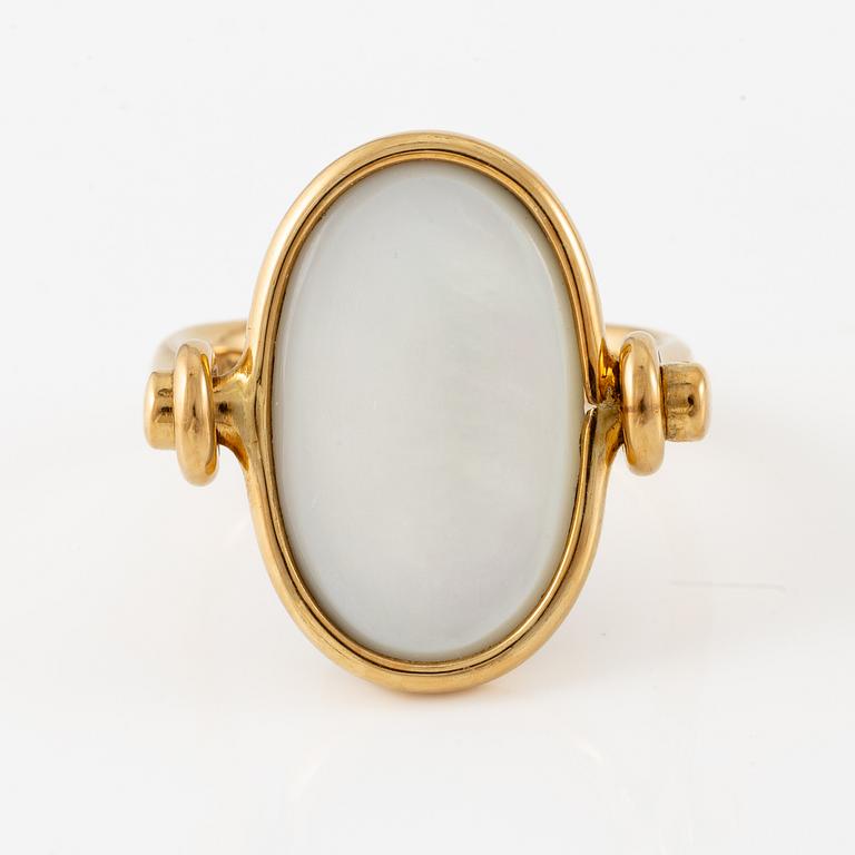 Vivianna Torun Bülow-Hübe, ring, 18K guld med labradorit och pärlemor, för Georg Jensen.