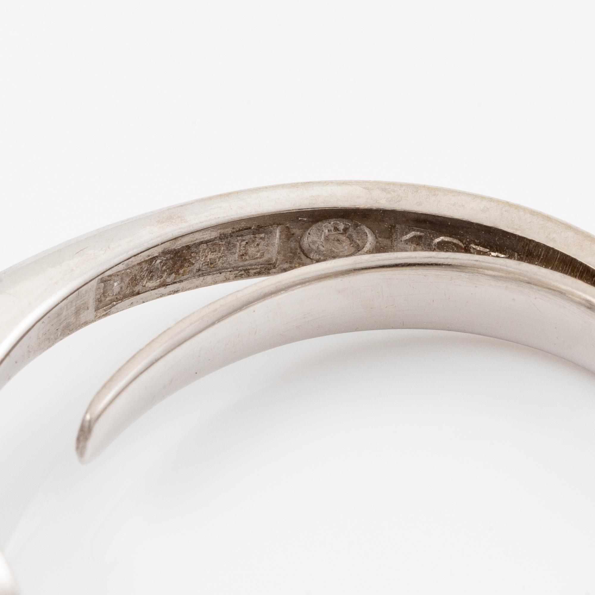 Ring, three-stone ring, 18K white gold with three brilliant-cut diamonds.