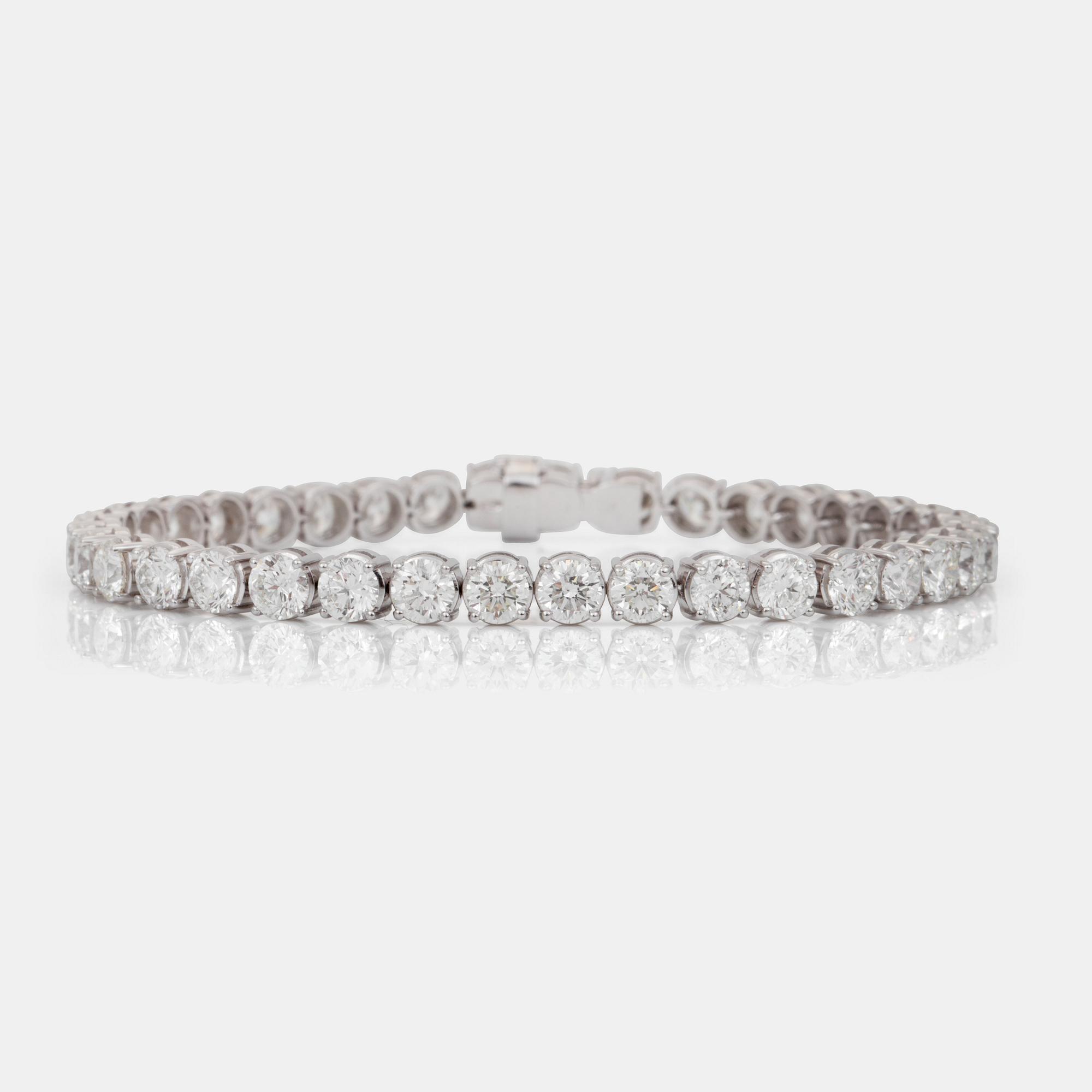ARMBAND med briljantslipade diamanter totalt 11.73 ct. Kvalitet F-H/SI2 enligt certifikat från IGI.