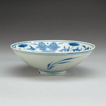 A blue and white Transitional bowl, 17th Century, with Jiajing six character mark.