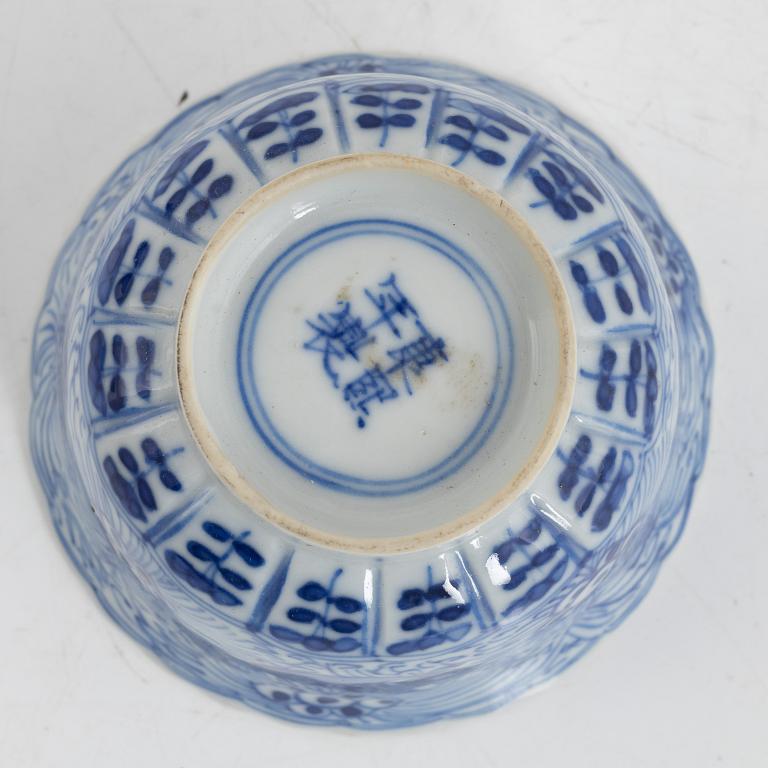 A group of two Chinese blue and white bowls and a cup, part 17th and 18th century.