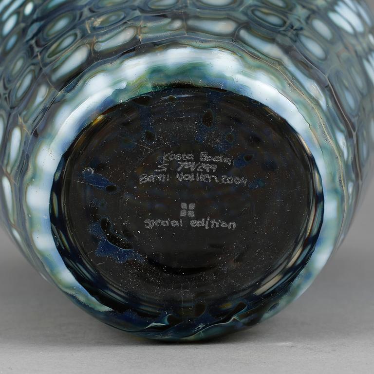 VAS, glas, "Jupiter" signerad Kosta Boda, Bertil Vallien, numrerad 74/99, Special edition, 2004.