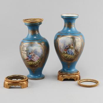 URNOR, ett par, porslin, Sevresliknande märkning, 1900-talets första hälft.