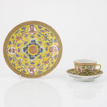 A Chinese famille rose yellow ground medallion plate and coffeecup with saucer, late Qing dynasty/around 1900.
